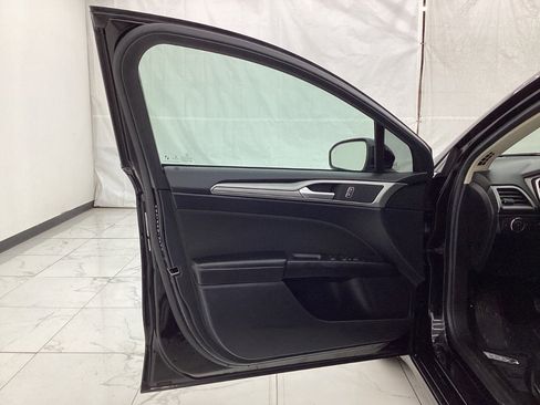 Used 2020 Ford Fusion SE image 18