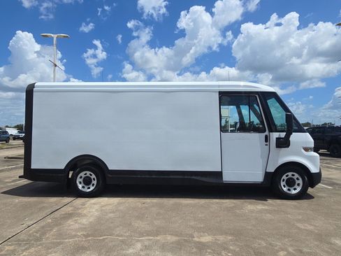 Used 2025 Chevrolet Brightdrop 600 FWD image 2