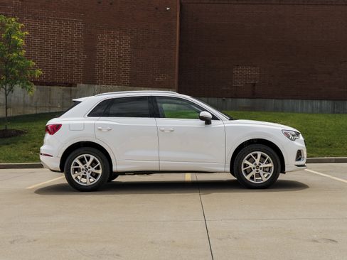 Used 2023 Audi Q3 2.0T Premium w/ Convenience Package AWD/4WD image 3