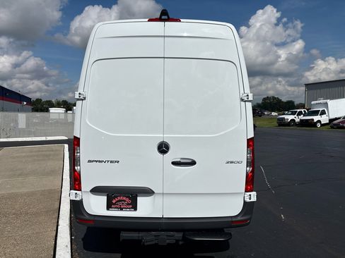 Used 2025 Mercedes-Benz Sprinter 2500 image 4
