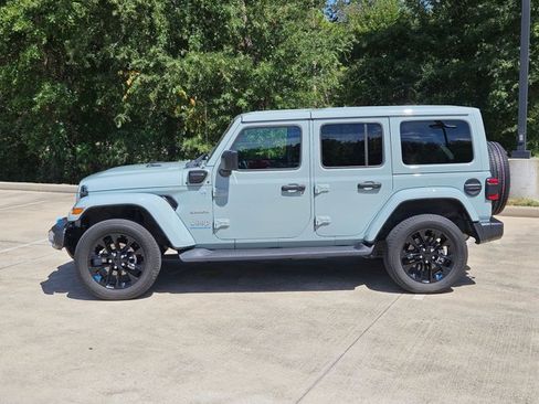 Used 2023 Jeep Wrangler Unlimited Sahara w/ Cold Weather Group AWD/4WD image 8