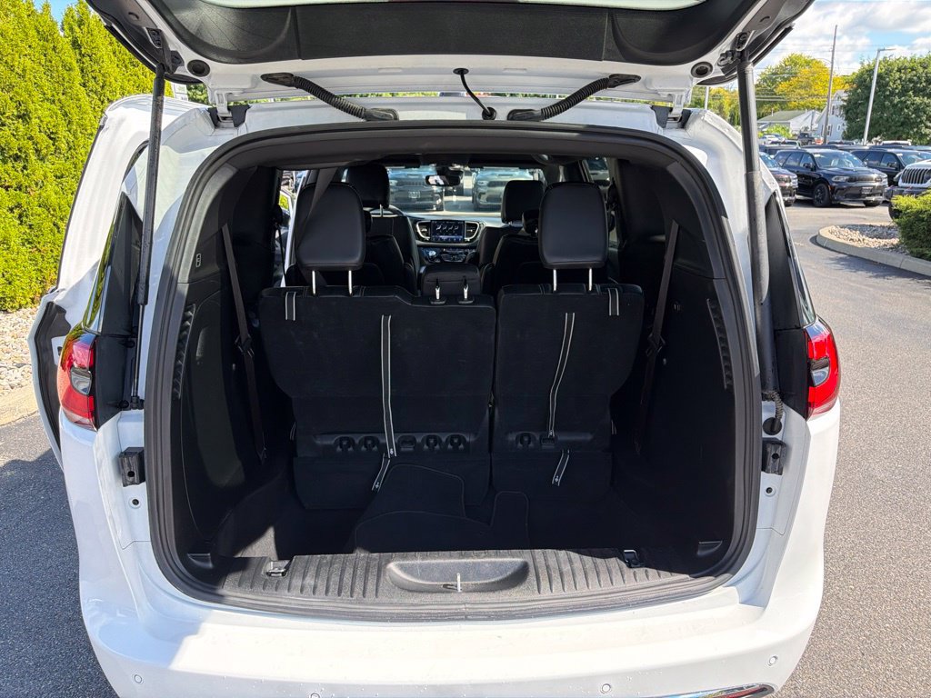 Used 2025 Chrysler Pacifica Select FWD image 20