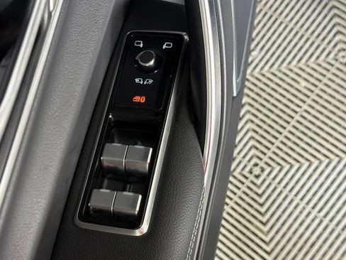 Certified 2023 Jaguar XF R-Dynamic SE AWD/4WD image 31