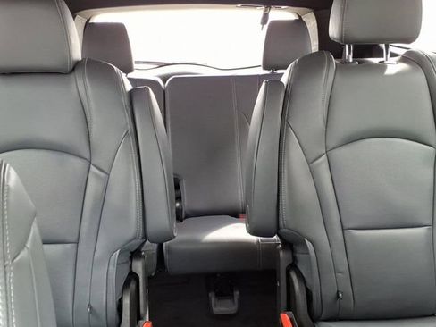 Used 2023 Buick Enclave Essence AWD/4WD image 6