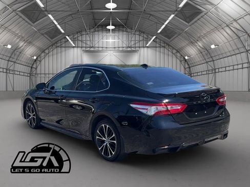 Used 2020 Toyota Camry SE FWD image 5
