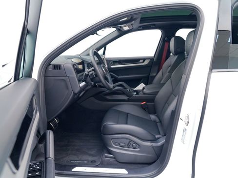 Used 2025 Porsche Cayenne S image 17