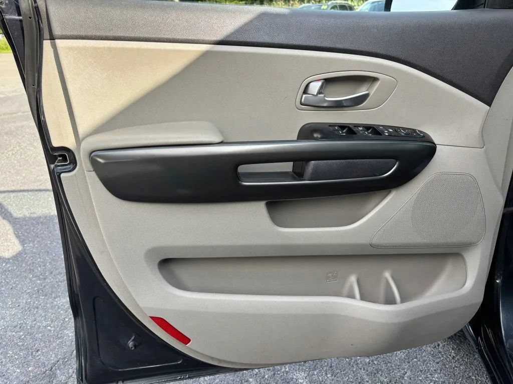Used 2016 Kia Sedona LX w/ LX Essentials Premium Package FWD image 12