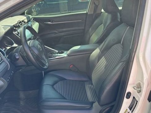 Used 2020 Toyota Camry SE w/ Carpet Mat Package image 9