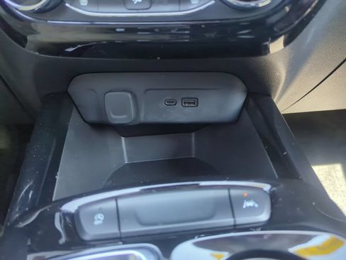 Certified 2024 Chevrolet Trax LT w/ LT Convenience Package FWD image 26