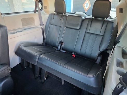 Used 2016 Chrysler Town & Country Touring FWD image 22
