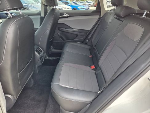 Used 2022 Volkswagen Taos SE FWD image 5