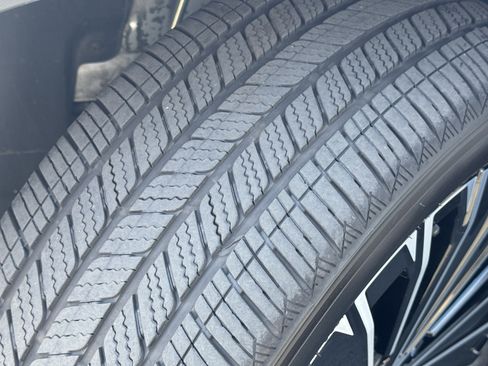 Used 2025 Volkswagen Taos SE image 12