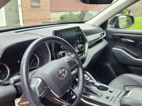 Used 2021 Toyota Highlander XLE AWD/4WD image 3