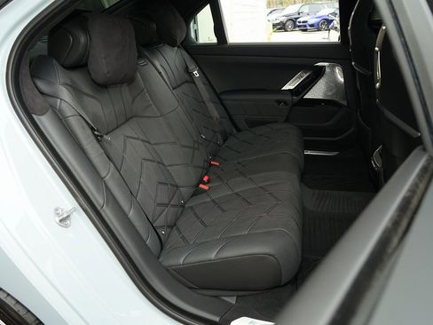 Used 2023 BMW 760i xDrive image 23