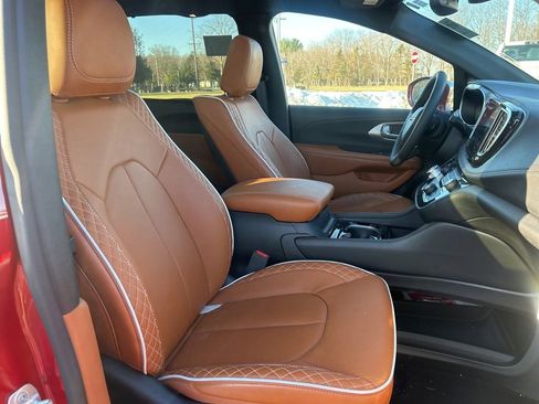 Used 2024 Chrysler Pacifica Pinnacle image 7