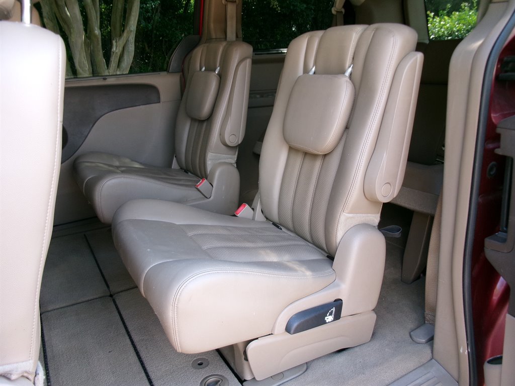 Used 2013 Chrysler Town & Country Touring-L w/ Driver Convenience Group FWD image 14