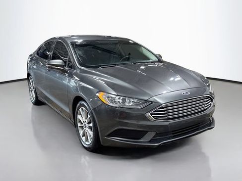 Used 2017 Ford Fusion SE w/ Fusion SE Technology Package FWD image 3