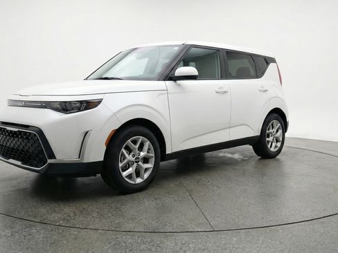 Used 2025 Kia Soul LX w/ LX Technology Package FWD image 3