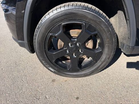 Used 2018 Jeep Grand Cherokee Laredo image 31