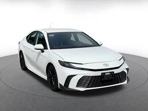 Used 2026 Toyota Camry SE FWD image 3