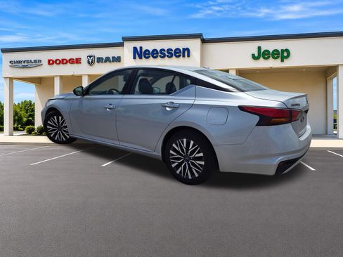 Used 2024 Nissan Altima 2.5 SV FWD image 6