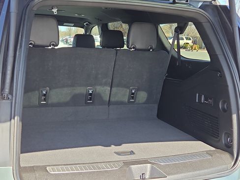 Used 2023 Chevrolet Suburban Premier image 8