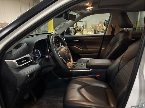 Used 2023 Toyota Highlander XLE AWD/4WD image 9