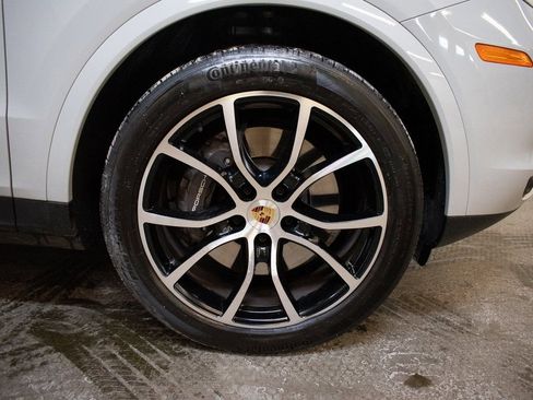 Certified 2023 Porsche Cayenne Platinum Edition image 17