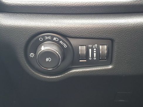 Used 2024 Chrysler Pacifica Premium image 21