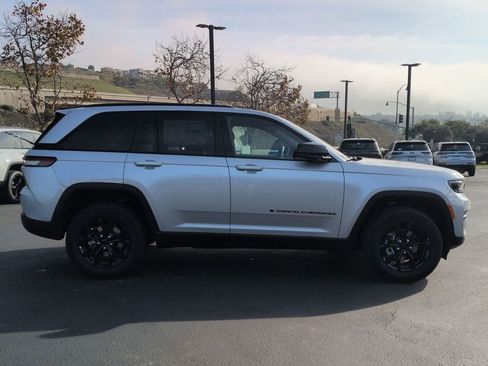 New 2025 Jeep Grand Cherokee Laredo image 4