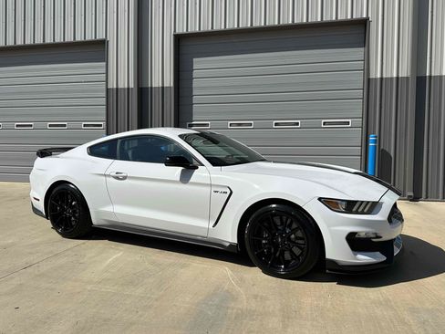 Used 2019 Ford Mustang Shelby GT350 w/ Technology Package RWD image 6