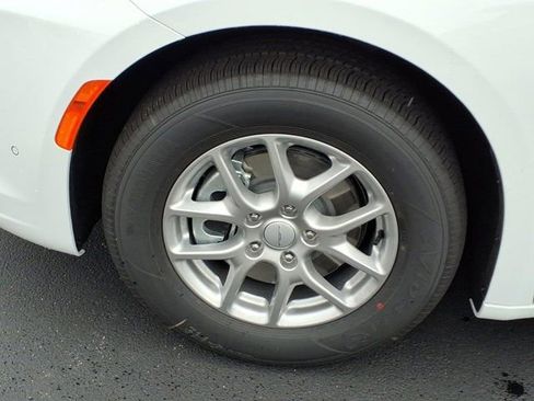 New 2027 Chrysler Pacifica Select FWD image 21
