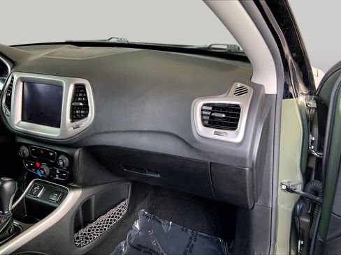 Used 2018 Jeep Compass Latitude w/ Popular Equipment Group FWD image 19