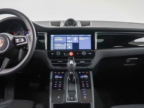 Certified 2025 Porsche Macan image 21
