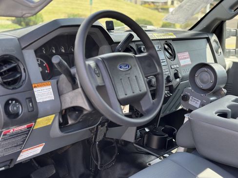 Used 2014 Ford F550 2WD Regular Cab Super Duty image 11