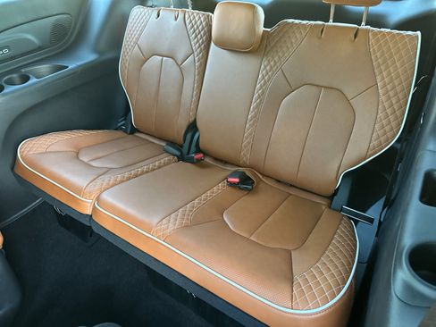 New 2026 Chrysler Pacifica Pinnacle image 16