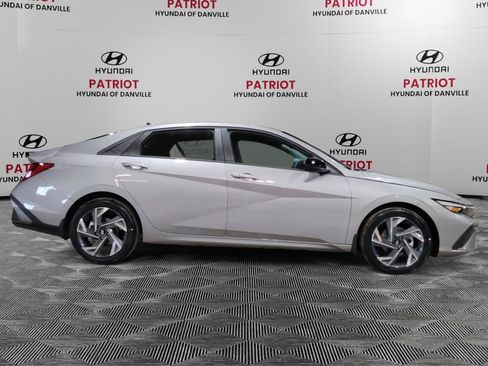 Used 2025 Hyundai Elantra Sport image 2