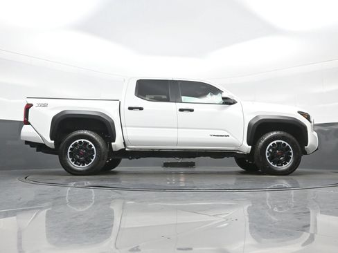 Used 2024 Toyota Tacoma TRD Off-Road AWD/4WD image 33