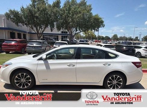 Used 2018 Toyota Avalon XLE Premium FWD image 1