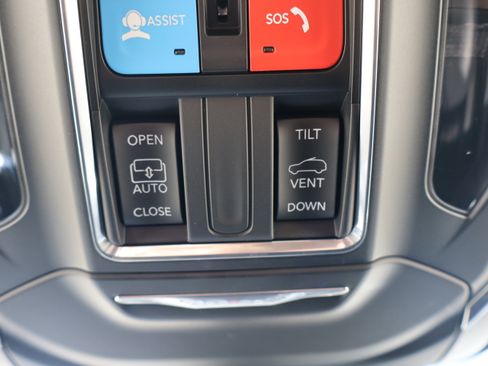 Used 2025 Jeep Grand Cherokee Altitude AWD/4WD image 25