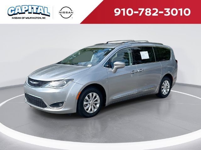 Used 2018 Chrysler Pacifica Touring-L FWD image 1