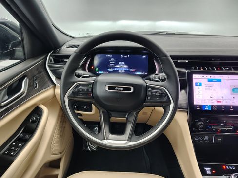 Used 2024 Jeep Grand Cherokee Limited image 40