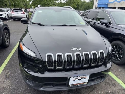 Used 2017 Jeep Cherokee Latitude w/ Comfort/Convenience Group AWD/4WD image 2