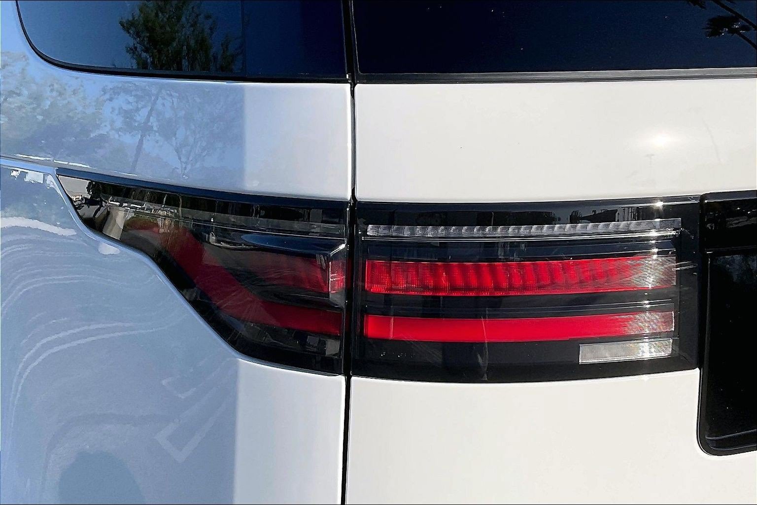 New 2026 Land Rover Discovery Limited Edition AWD/4WD image 8
