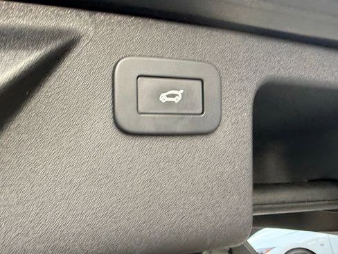 Used 2023 Land Rover Discovery Sport SE R-Dynamic image 17