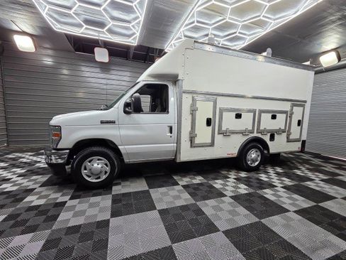 Used 2022 Ford E-350 and Econoline 350 Super Duty w/ Power Windows & Locks Group RWD image 9