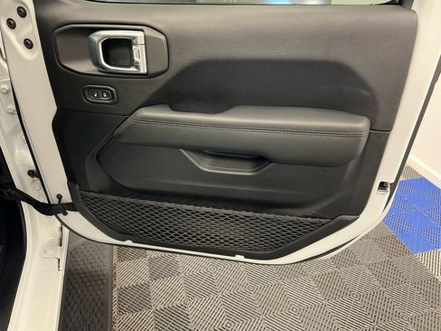 Used 2020 Jeep Wrangler Unlimited Sahara image 13