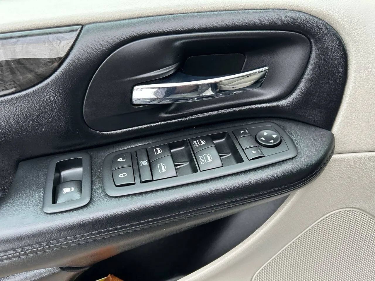 Used 2019 Dodge Grand Caravan SE w/ Power Convenience Group I FWD image 14