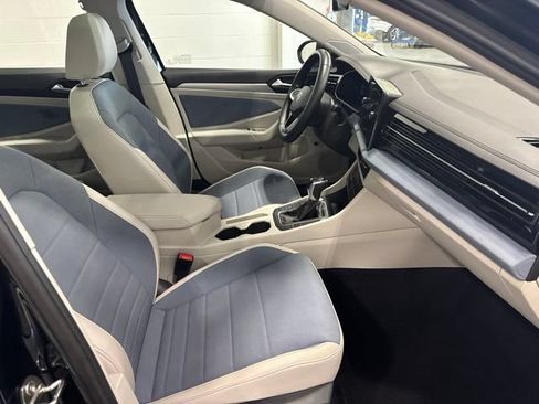 Used 2025 Volkswagen Jetta SE w/ Sunroof Package FWD image 27