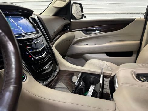 Used 2016 Cadillac Escalade Luxury AWD/4WD image 20